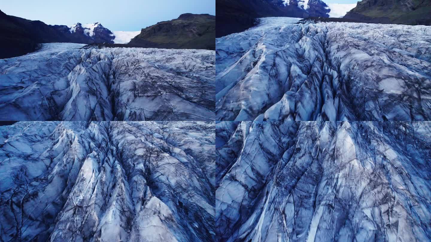 航拍:冰川的反向立交桥，蜿蜒的道路上有深深的裂缝和锯齿状的冰川，这是气候变化对这个自然奇观不断移动和