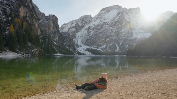 冬天，女子坐在布雷斯湖的背景上