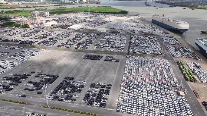 航拍俯视图大型滚装卡车在巨大的停车场准备分配，为运输船护航车或车辆进出世界市场