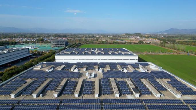 4K航拍新能源太阳能发电站屋顶光伏发电