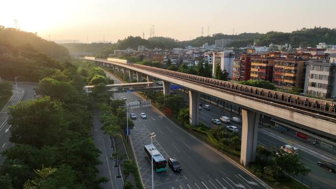 两辆地铁交汇