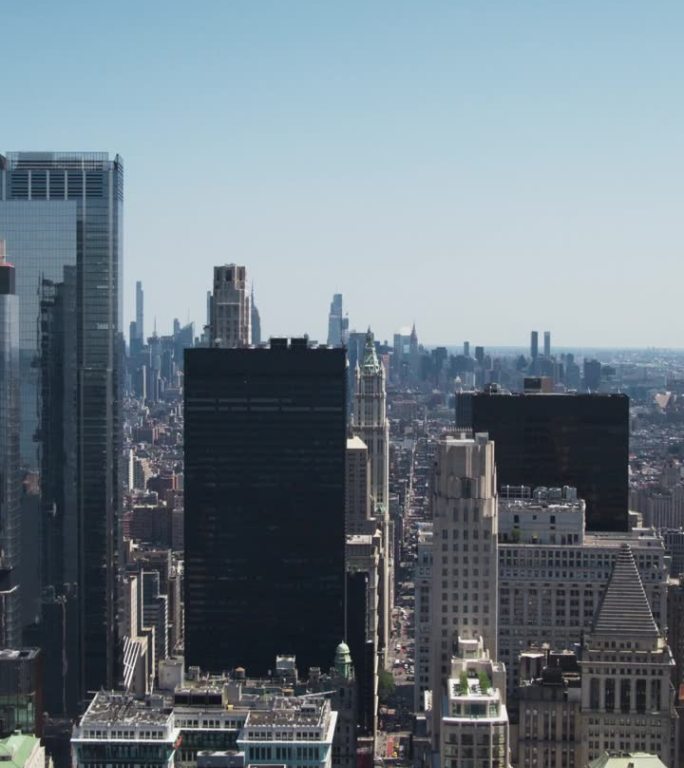 垂直屏幕:纽约曼哈顿下城建筑的空中风景。全景华尔街金融区镜头从直升机。城市景观与办公大楼和摩天大楼