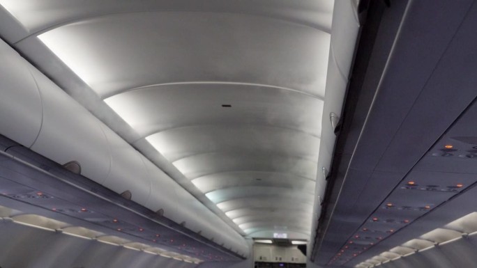 在从瓜亚基尔飞往加拉帕戈斯群岛的航班上，机舱顶舱空调出口的水蒸气凝结。