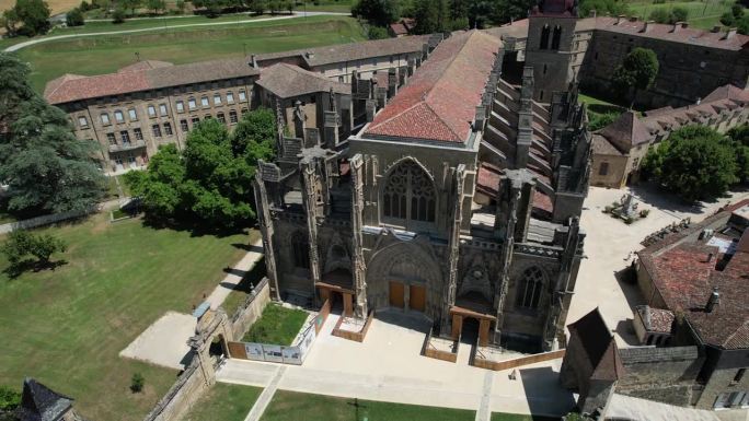 鸟瞰图中的圣安东尼或圣安东尼修道院在Vercors在伊泽尔，奥弗涅罗纳阿尔卑斯山脉，法国