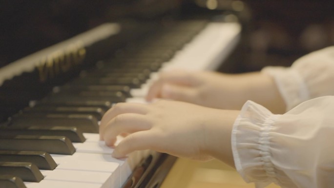 小孩子稚嫩小手弹钢琴