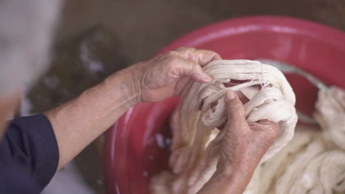 妇女的手正在用农村的方式洗棉纱。