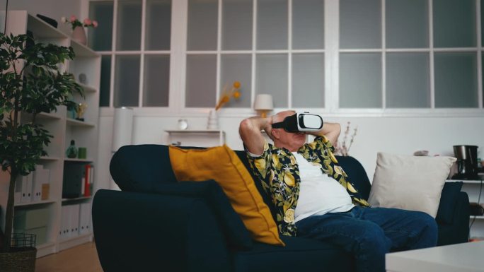 老人在家测试新的VR眼镜，快乐退休，度假活动