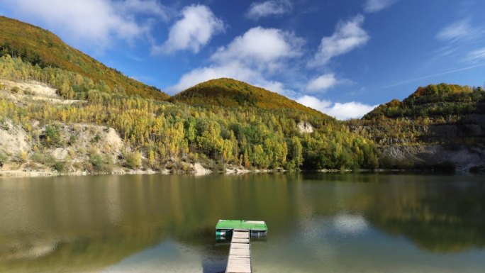 秋天的风景是湖边的山丘上覆盖着五颜六色的森林。欧洲斯洛伐克苏托沃村附近被水淹没的采石场。
