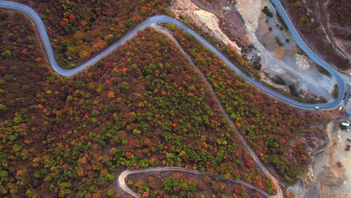 飞行在困难的山路上