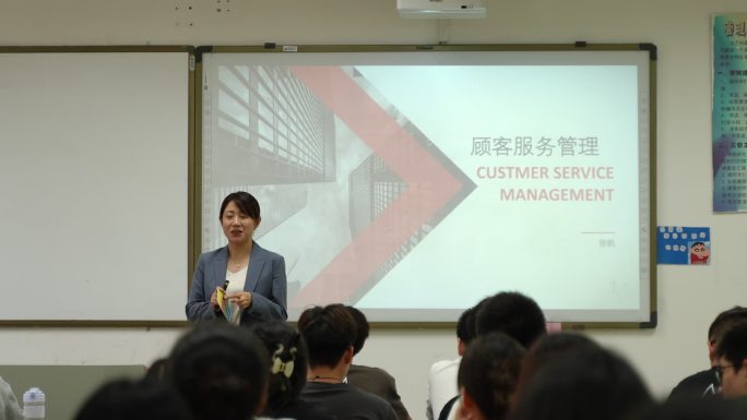 大学 课堂 老师讲课 学校 大学生