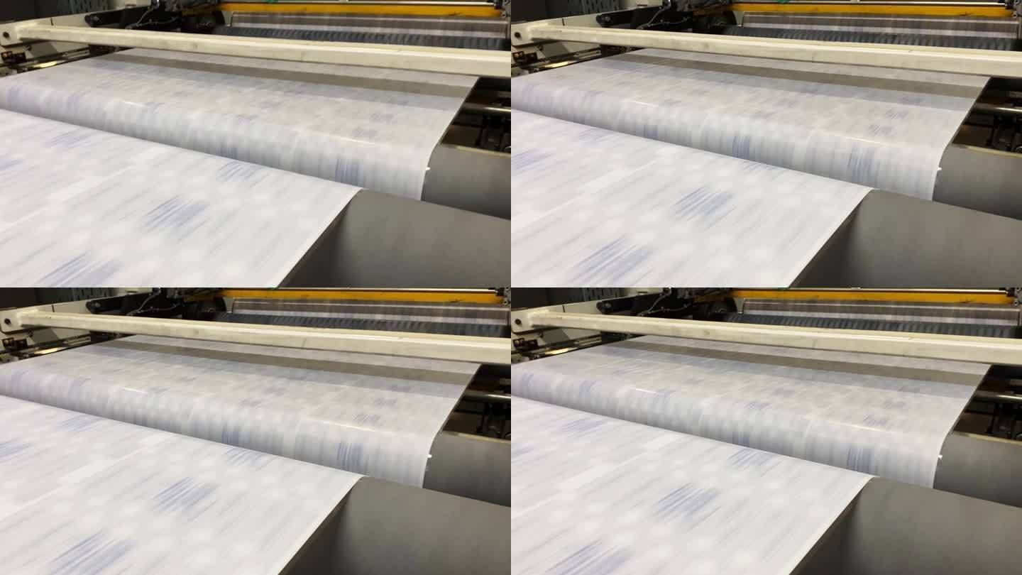 塑料薄膜上的柔版印刷。打印。大辊旋转快。胶片在轴之间旋转。滚筒机印刷。