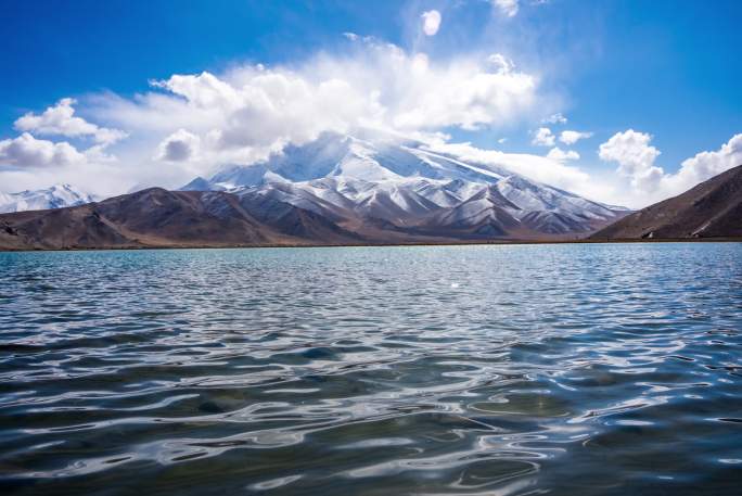 南疆慕士塔格峰白天延时地拍