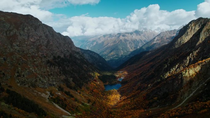 美丽的山谷之间的高山在阳光明媚的秋日，鸟瞰，惊人的秋天天气