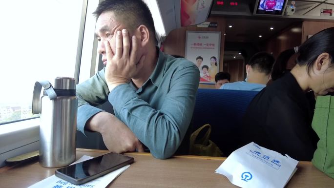 4k 火车厢玩手机 刷手机 看窗外 聊天