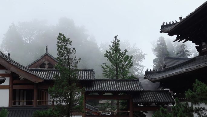 云雾缭绕中的径山寺