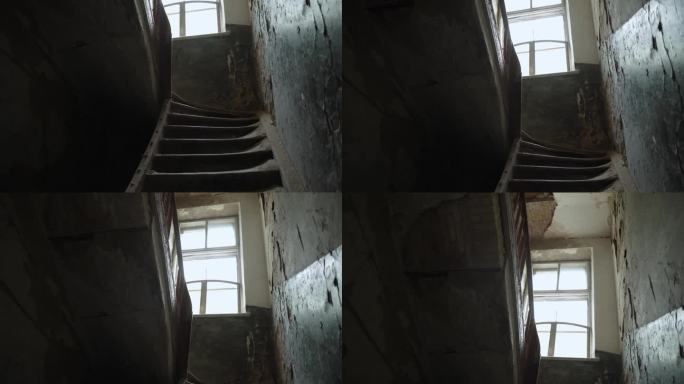在黑暗的房间里，古老的木制楼梯被遗弃了，栏杆断了。