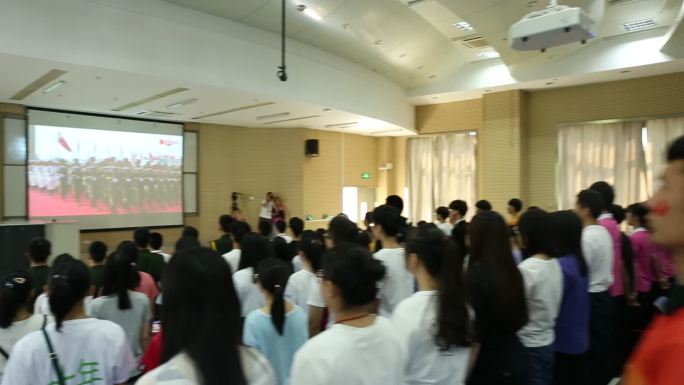 大学 观看阅兵式 祝福祖国 国旗护卫