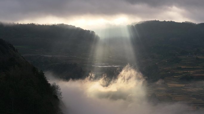 耶稣光照射下的山区风景