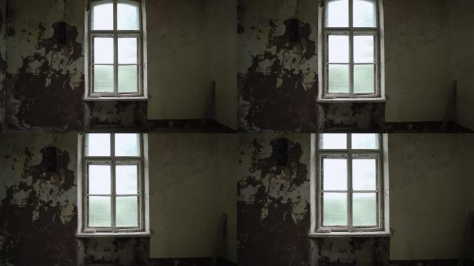 废弃房间里的旧窗户，破旧的木框，稳定的相机。