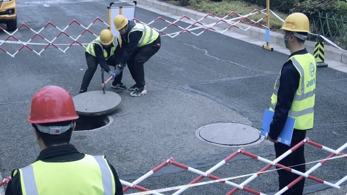 城市地下管道抢修热力窨井下救援演练