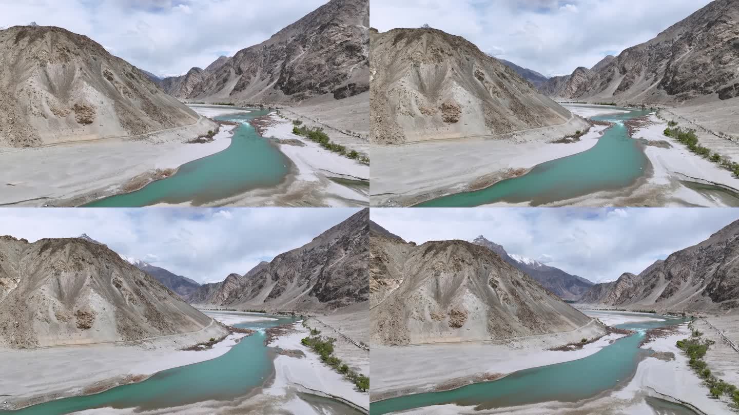 从巴基斯坦北部斯卡都的喀喇昆仑山脉拍摄的卡帕纳寒冷沙漠和被雪帽山包围的印度河的空中无人机视图
