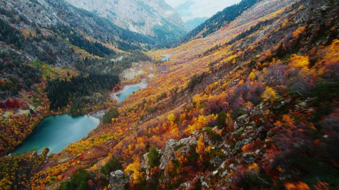 令人惊叹的景观与山从空中，史诗航拍在秋天的一天，美丽的色彩