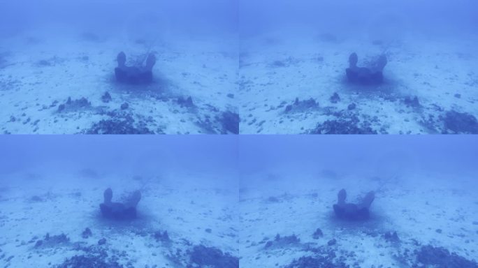 电影般宽幅的摄影镜头通过一个潜艇舷窗拍摄了一艘停泊在夏威夷大岛海岸外海底的船锚。30fps的4K H