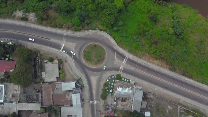 在布拉柴维尔，沿着刚果河的一条道路上，有一段4k无人机的轮转视频