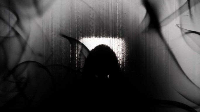 一个戴着兜帽的男人的剪影抬起头来，他的眼睛在透明的窗帘后面冒着浓浓的黑烟。恶魔，超自然现象，鬼魂的概