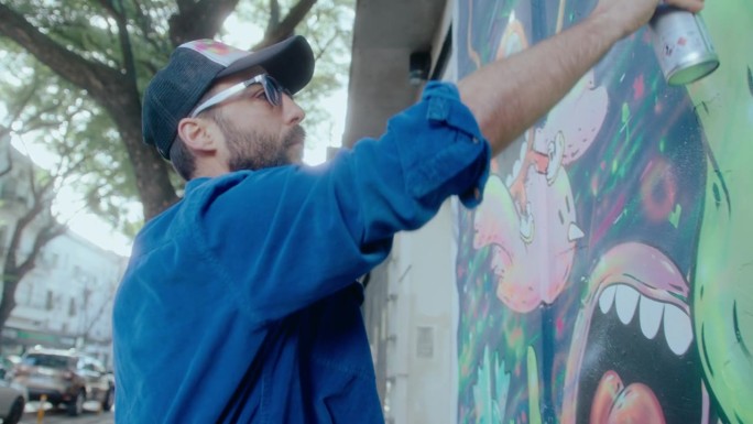 艺术家在街头墙上涂鸦