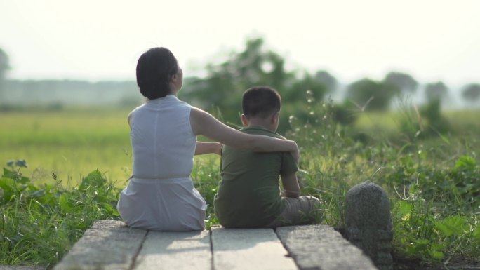 年轻的妈妈安慰小孩