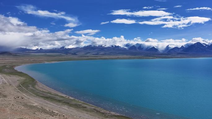 4K航拍西藏佩枯错湖雪山湖面
