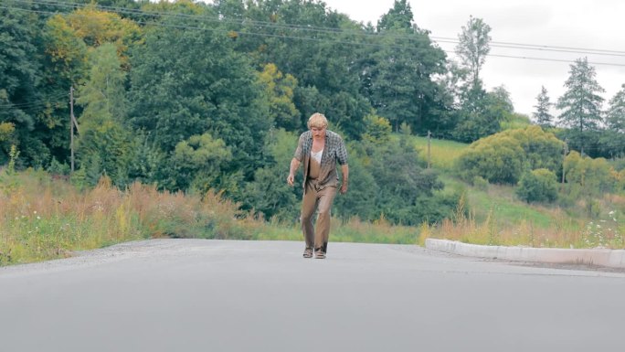 醉醺醺的乞丐穿着又旧又脏的衣服摇摇晃晃地走在柏油路上。男性无家可归者独自在乡下被沼泽覆盖。抑郁的人一