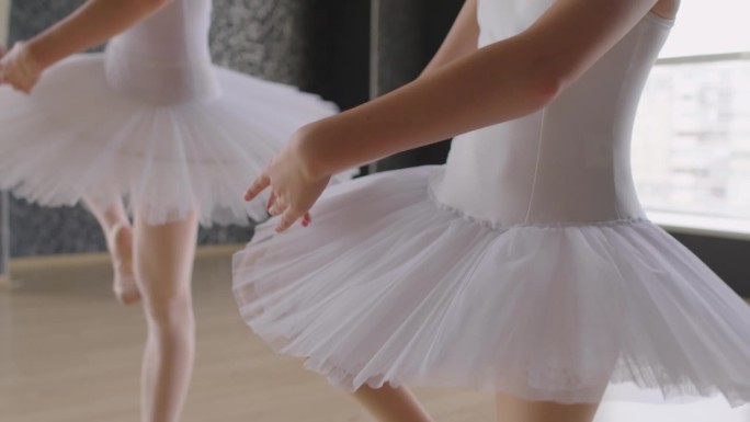 小芭蕾舞演员和老师一起学习如何保持身体的正确姿势