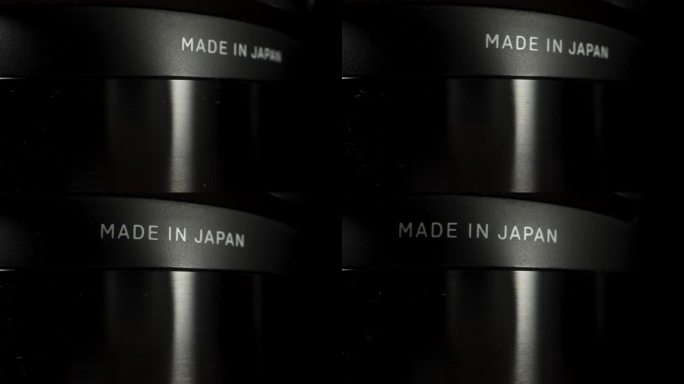 设备上的标签表明它是日本制造的，在黑色背景上旋转特写。