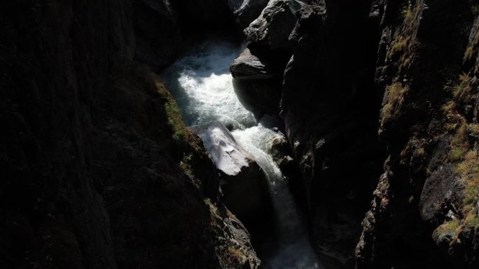 水在岩石上流动得很快，晴天山里的泉水