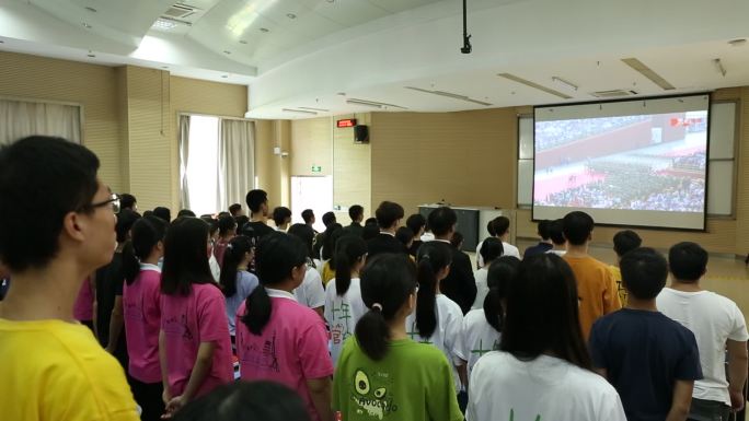 大学 观看阅兵式 祝福祖国 国旗护卫