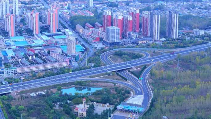航拍枣庄新城高速路入口段双子星城市发展