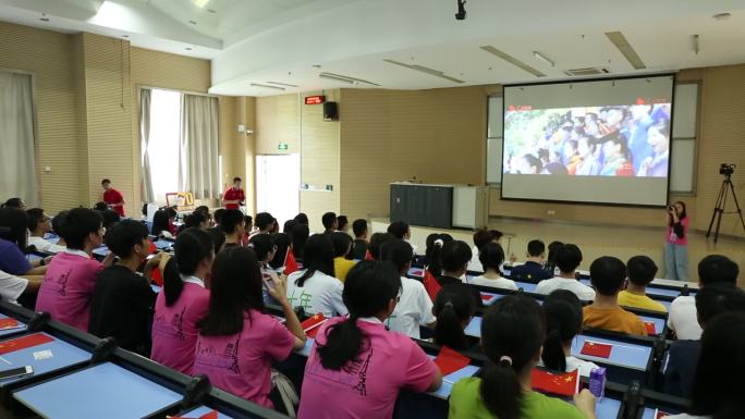 大学 观看阅兵式 祝福祖国 国旗护卫