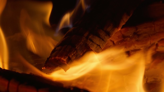 燃烧原木材柴火堆火焰篝火