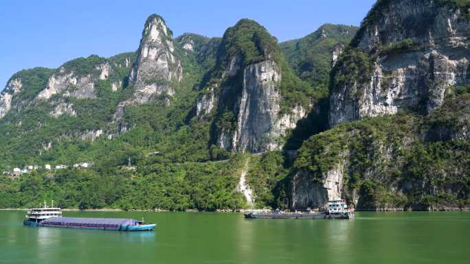 船舶行驶在风光秀丽的长江三峡西陵峡