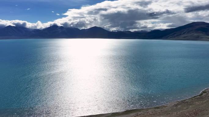 航拍西藏佩枯错湖面恬静风光