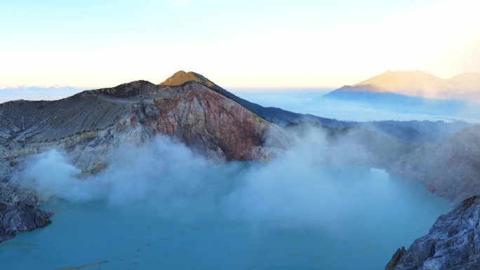 伊真山是一座火山和硫磺矿，位于印度尼西亚东爪哇的班宇旺吉附近。