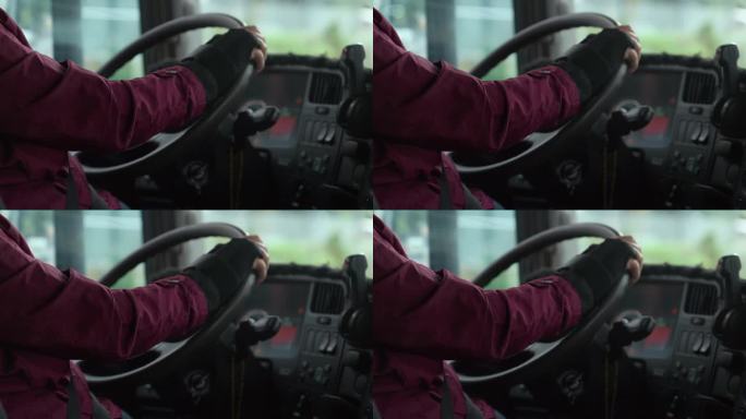 公交车司机在白天戴着手套的4K画面。司机拿着方向盘的股票视频。
