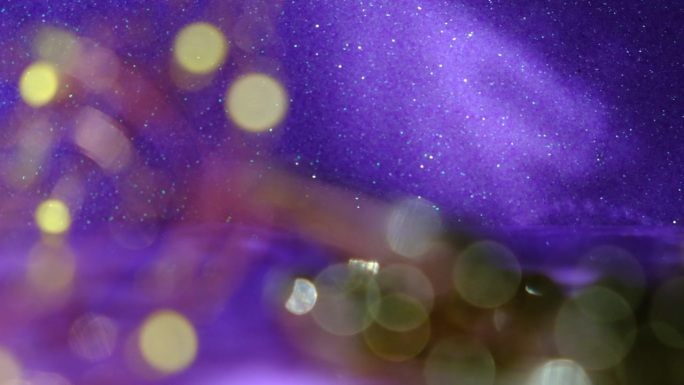 豪华金紫色背景。闪闪发光的抽象耀斑散景背景。淡紫色和紫罗兰色。模糊抽象仙女光背景与空间的文字或演示产