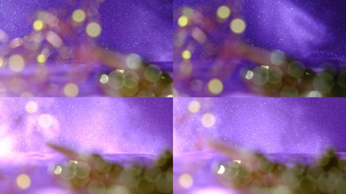豪华金紫色背景。闪闪发光的抽象耀斑散景背景。淡紫色和紫罗兰色。模糊抽象仙女光背景与空间的文字或演示产