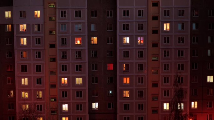城市公寓楼的夜窗。