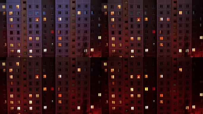 城市公寓楼的夜窗。
