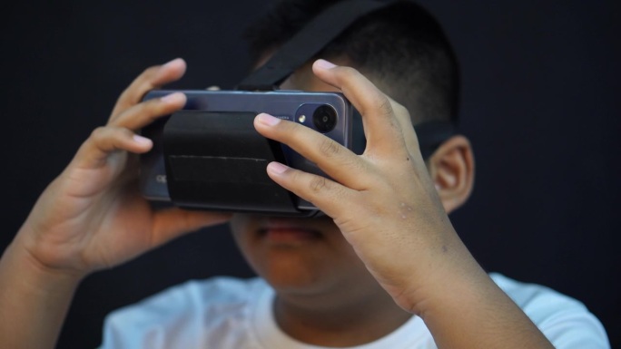 男孩使用VR虚拟现实模拟器的特写