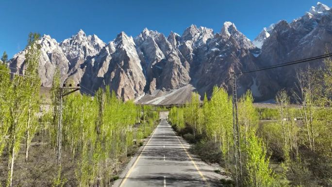 鸟瞰春天喀喇昆仑公路沿线喜马拉雅山脉帕苏山脉和喀喇昆仑公路的日出景象。巴基斯坦北部